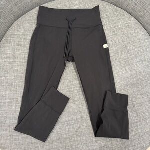 Vuori Charcoal Leggings with Cream Tag